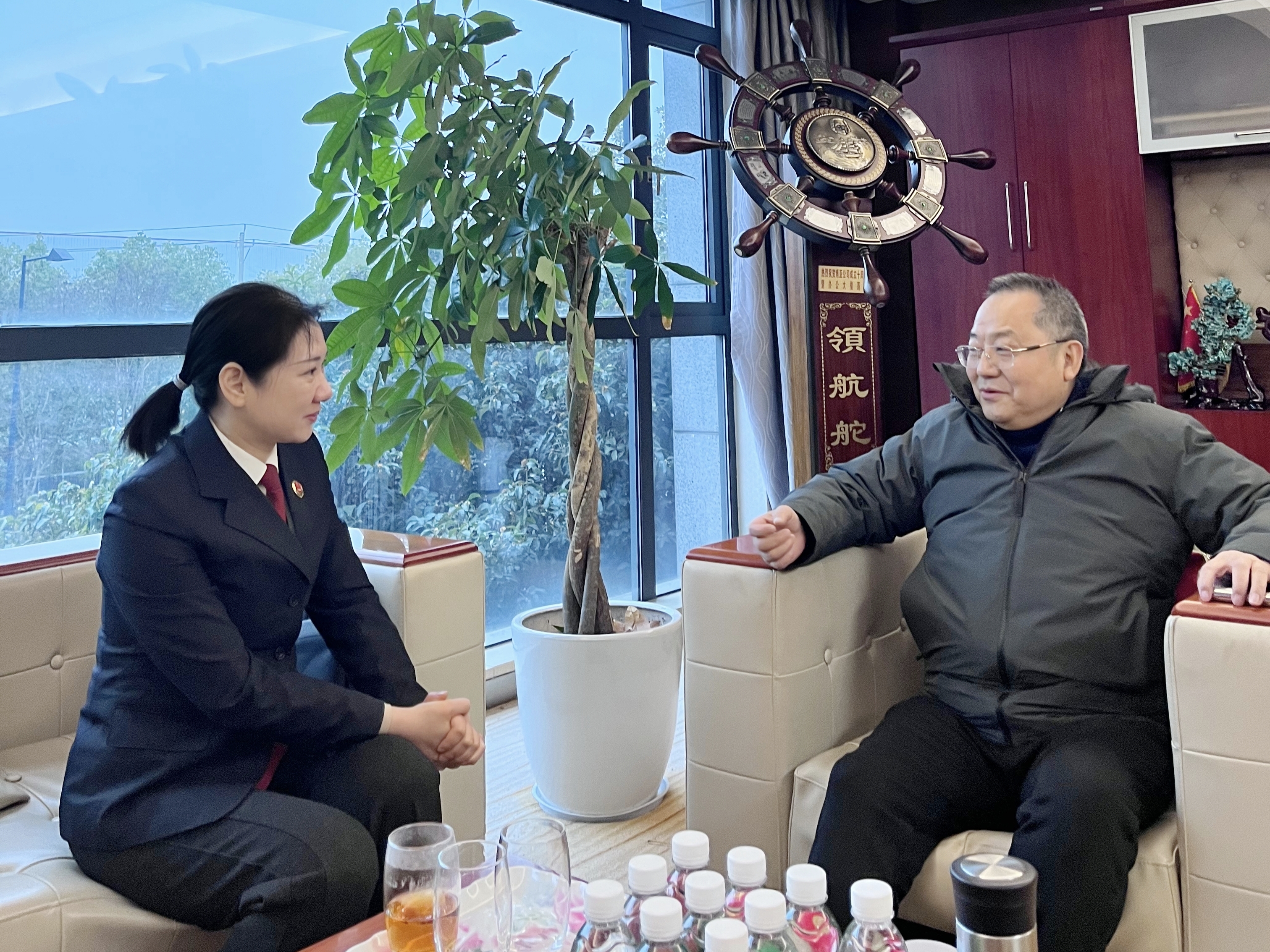 风雪中，检徽闪耀的为民坚守